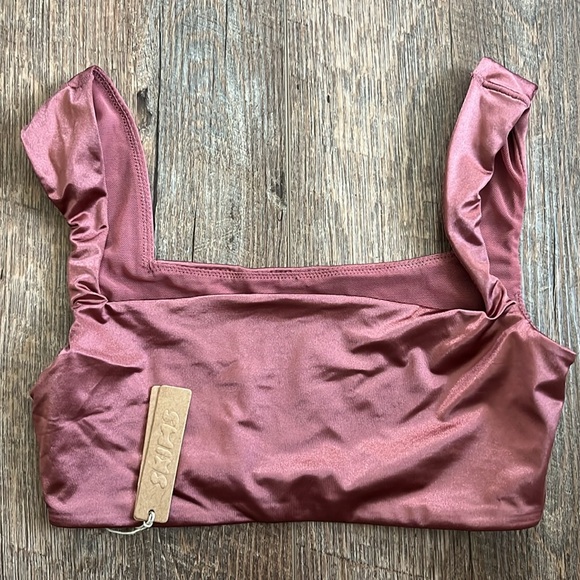 NWT SKIMS STRETCH SATIN SQUARE NECK BRA
BERRY size XS - Picture 5 of 6